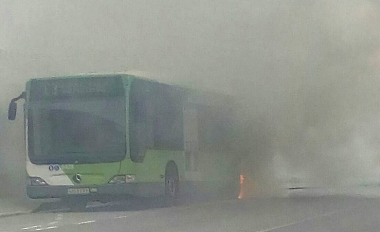 ​Arde en Redondela un autobús con 10 pasajeros a bordo