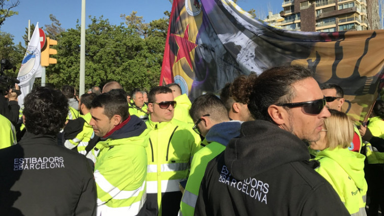 Casi el 100% de los estibadores secunda la huelga, según los sindicatos