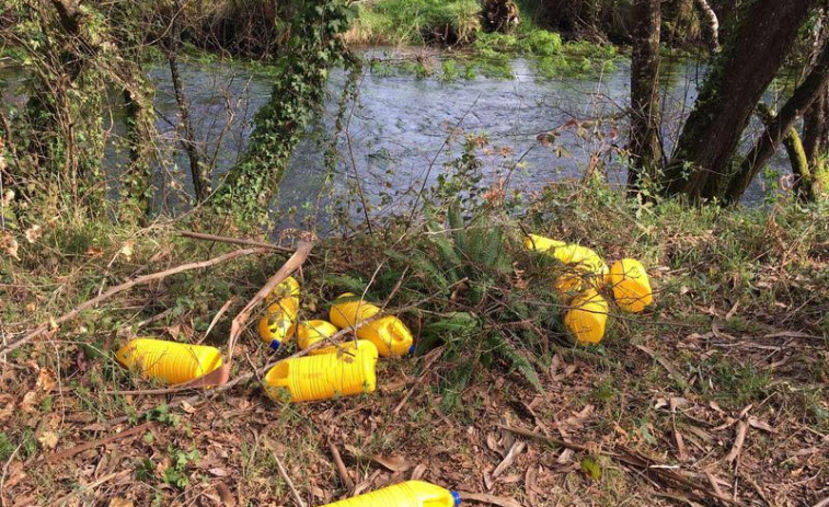 Envenenan el caudal del río Samo con lejía para pescar ilegalmente