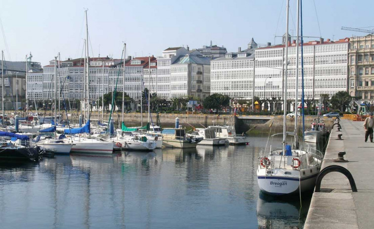 El Concello coruñés plantea un banco corrido de piedra en la Marina para evitar más muertes