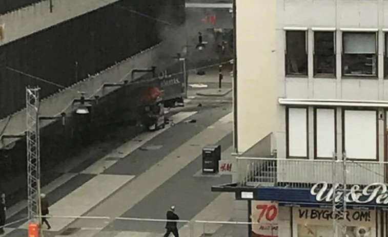 Un terrorista atropella con un camión a varias personas en Estocolmo