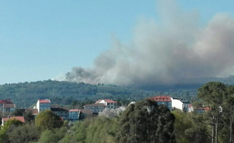 Activo un incendio forestal en O Irixo que afecta a 20 hectáreas