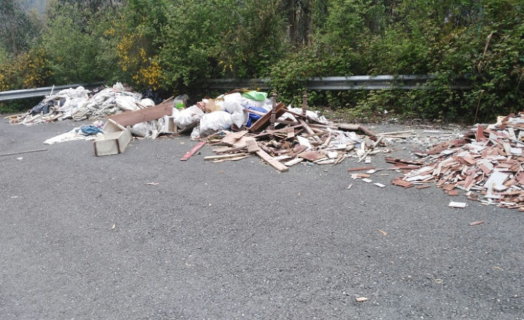 ​Localizan un vertedero ilegal en una pista sin salida en Culleredo