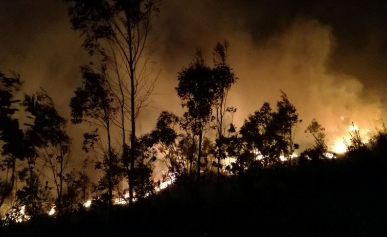 Controlado el incendio de Narón tras calcinar 450 hectáreas
