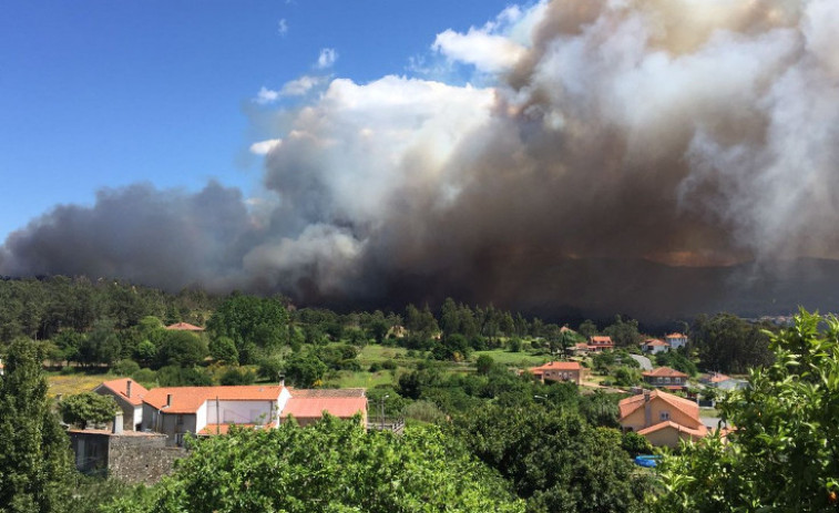 El fuerte viento dificulta la lucha contra los incendios forestales