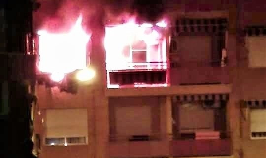 ​Un incendio en un piso obliga a desalojar a medio centenar de vecinos en A Coruña