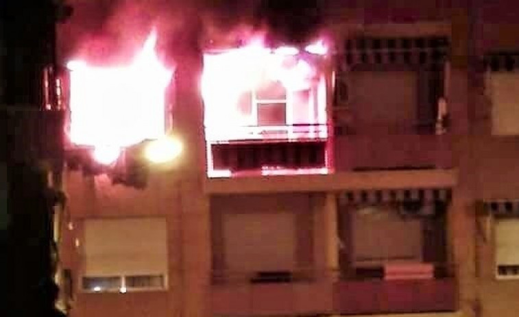 ​Un incendio en un piso obliga a desalojar a medio centenar de vecinos en A Coruña