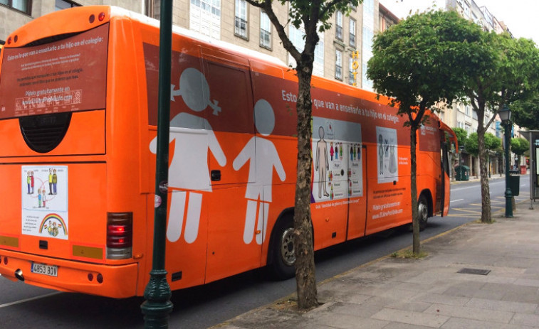 ​El autobús transfóbico de Hazte Oír hace una parada en Galicia