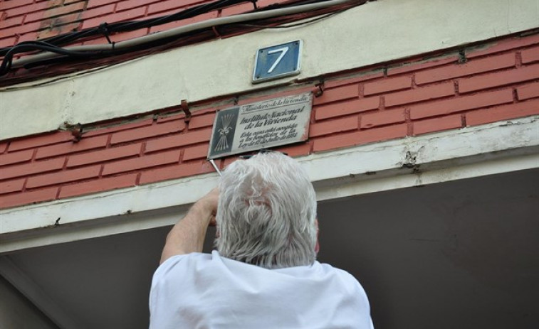 ​Ourense retirará las placas franquistas de las viviendas de protección oficial