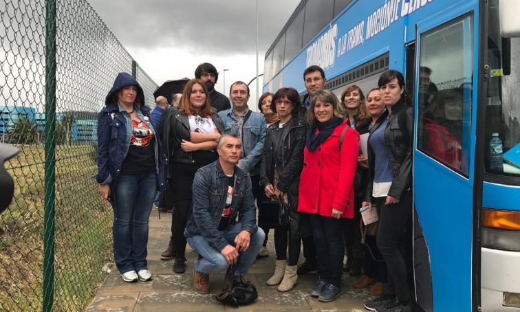 ​El 'Tramabús' aparca en el Cunqueiro con una foto de Feijóo como 'invitado especial'