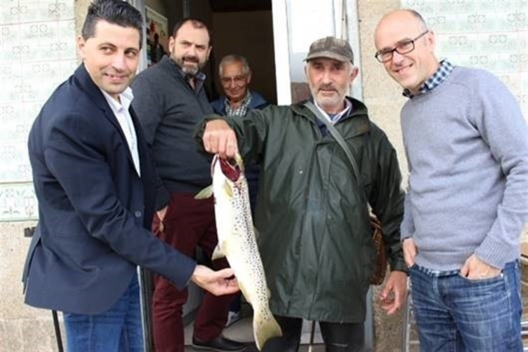 ​Un pescador captura una trucha de casi tres kilos en aguas del río Verdugo