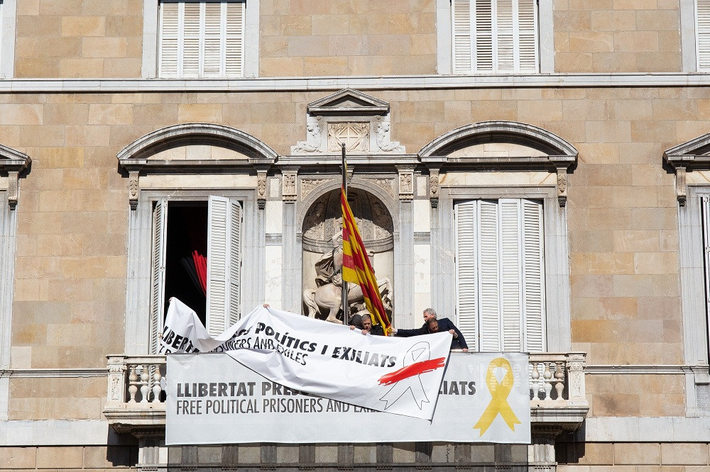 Torra quita el lazo amarillo de su fachada pero mantiene una pancarta por los presos