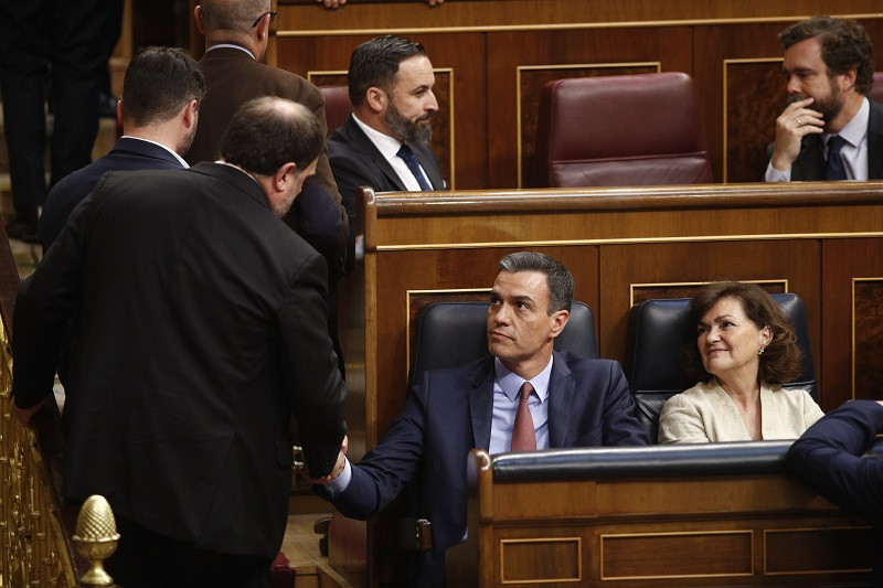 Junqueras saluda al presidente del Gobierno en funciones Pedro Sánchez