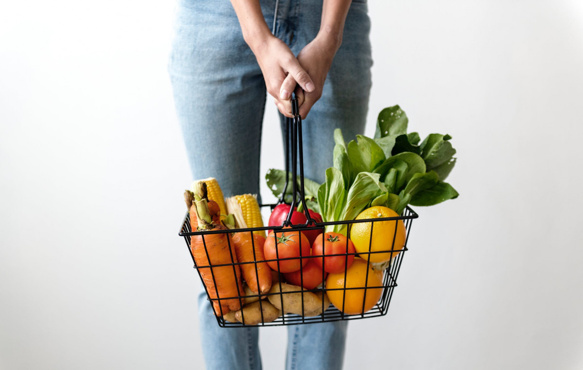 Cesta compra vegetales fruta dieta