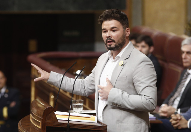 El portavoz de ERC en el Congreso de los Diputados, Gabrel Rufián, durante su discurso previo a la segunda votación para la investidura del candidato socialista a la Presidencia del Gobierno.