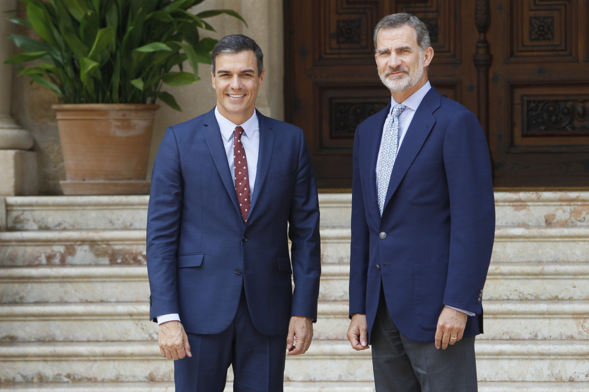 L Rey Felipe VI recibe al presidente del Gobierno en funciones, Pedro Sánchez, en Marivent