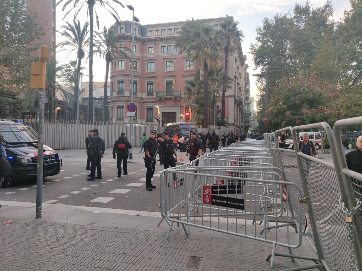 Mossos y Policu00eda blindan la Conselleria de Interior ante una protesta de los CDR