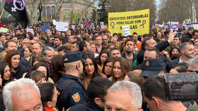 La vicealcaldesa de Madrid, Begoña Villacís, escortada per diversos policies durant la manifestació del 8 de març
