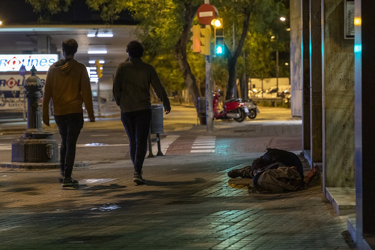 Una persona sin hogar durmiendo en la calle, cerca de la Estación de Sants de Barcelona, durante la noche del recuento de personas sin techo organizada por la Fundació Arrels el pasado 14 de mayo del 2020, durante la epidemia del coronavirus.