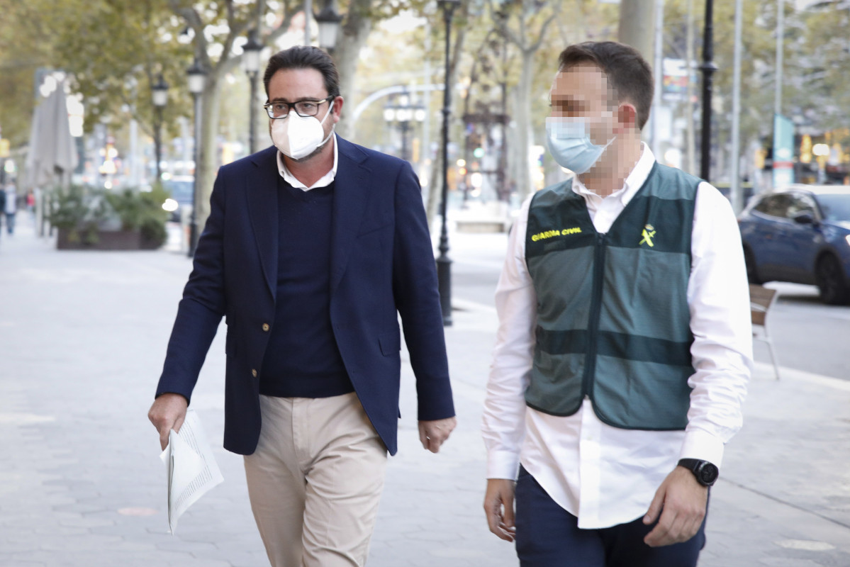 El empresario David Madí llega a su despacho el miércoles para ser registrado junto a un guardia civil