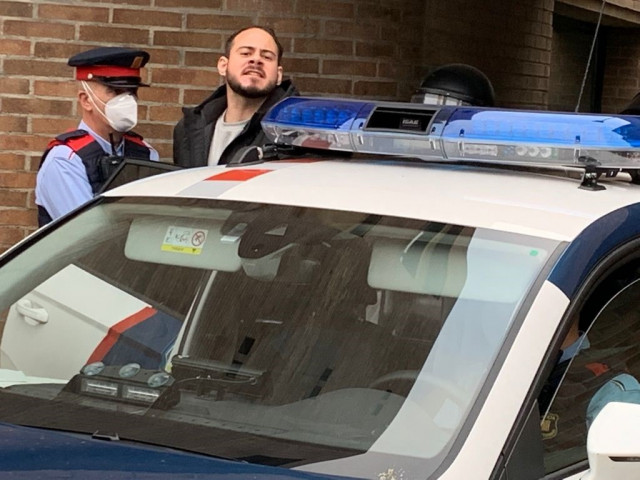 Los Mossos introducen detenido en el coche de policía al rapero Pablo Hasel, en la Universitat de Lleida, Cataluña (España) a 16 de febrero de 2021.