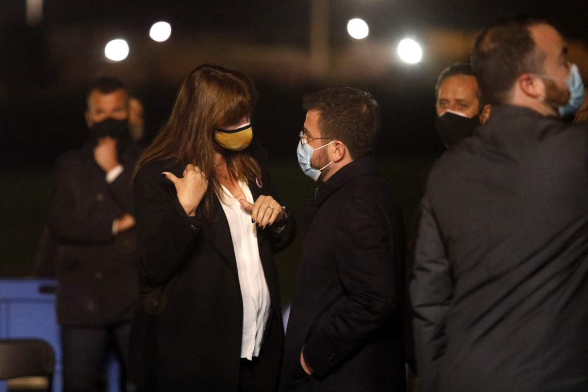 La presidenta del Parlament, Laura Borràs, junto al candidato de ERC a la Presidencia de la Generalitat, Pere Aragonès