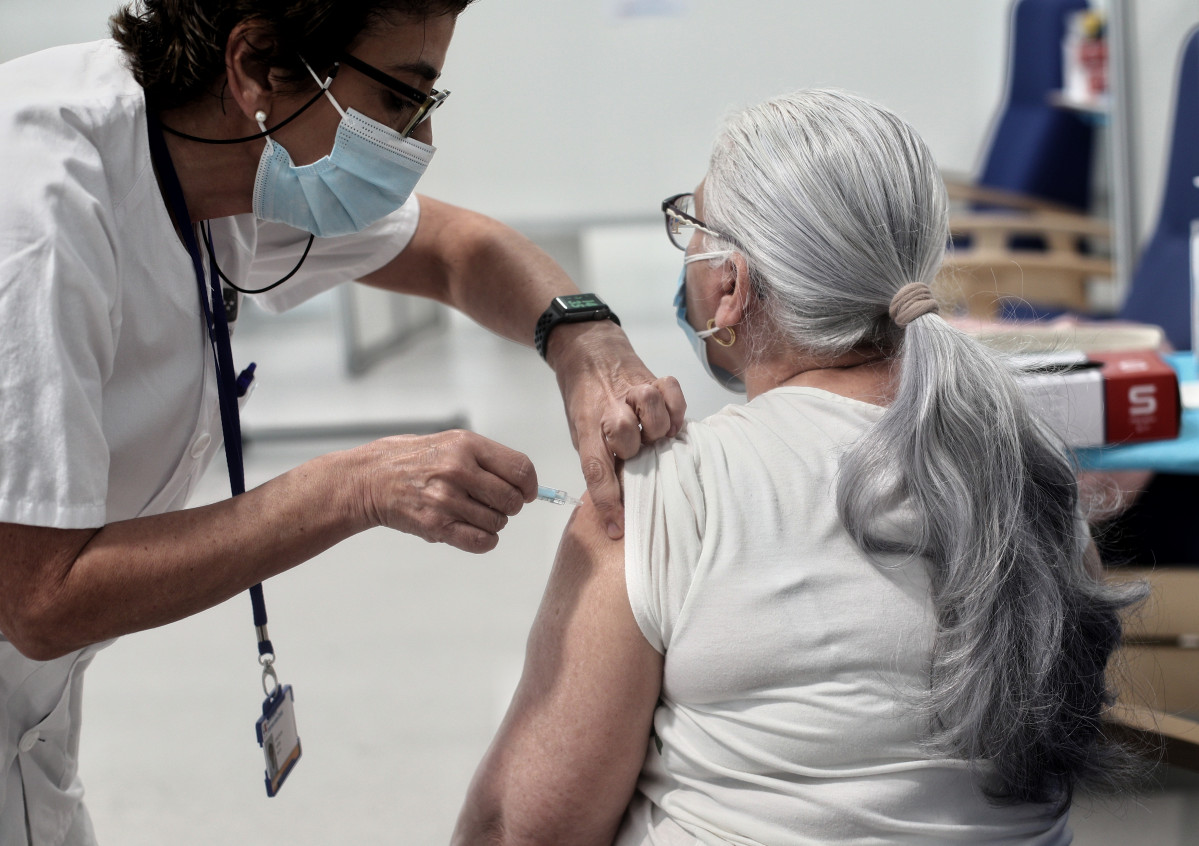 Archivo - Una mujer es vacunada con la vacuna de AstraZeneca contra el Covid-19 en el Hospital de Emergencias Enfermera Isabel Zendal.
