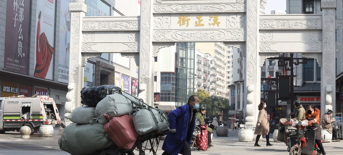 Archivo - Un vendedor en la entrada de Han Zheng Jie, una zona peatonal de Wuhan, China, en enero de 2021.