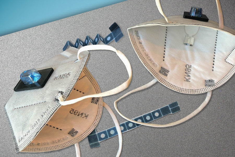 Mascarilla con sensores de covid creada en Estados Unidos en una foto del MIT publicada bajo Creative Commons