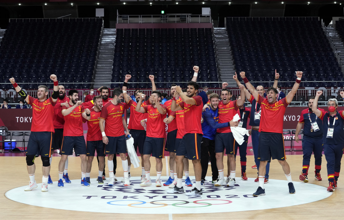 Los jugadores de la selección española de balonmano celebra una victoria en los Juegos Olímpicos de Tokio
