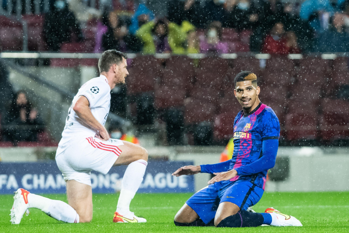 El jugador del FC Barcelona Ronald Araujo en el partido de Liga de Campeones ante el Benfica en el Camp Nou