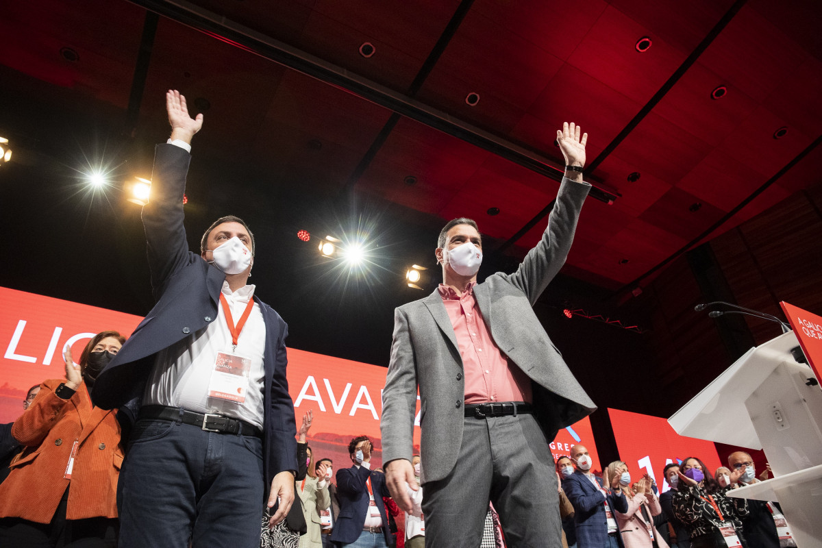 El secretario xeral del PSdeG, Valentín González Formoso, junto al presidente del Gobierno y líder del PSOE, Pedro Sánchez