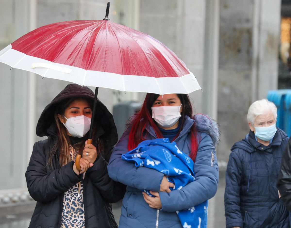 Archivo - Varias personas con mascarilla, el mismo día que entra en vigor la obligatoriedad de usar mascarilla en exteriores.