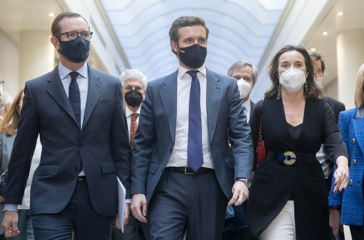 (I-D) El portavoz del Grupo Parlamentario Popular en el Senado, Javier Maroto; el líder del PP, Pablo Casado; y la portavoz del PP en el Congreso, Cuca Gamarra, a su llegada a una reunión conjunta de los grupos parlamentarios del PP del Congreso y el Sena