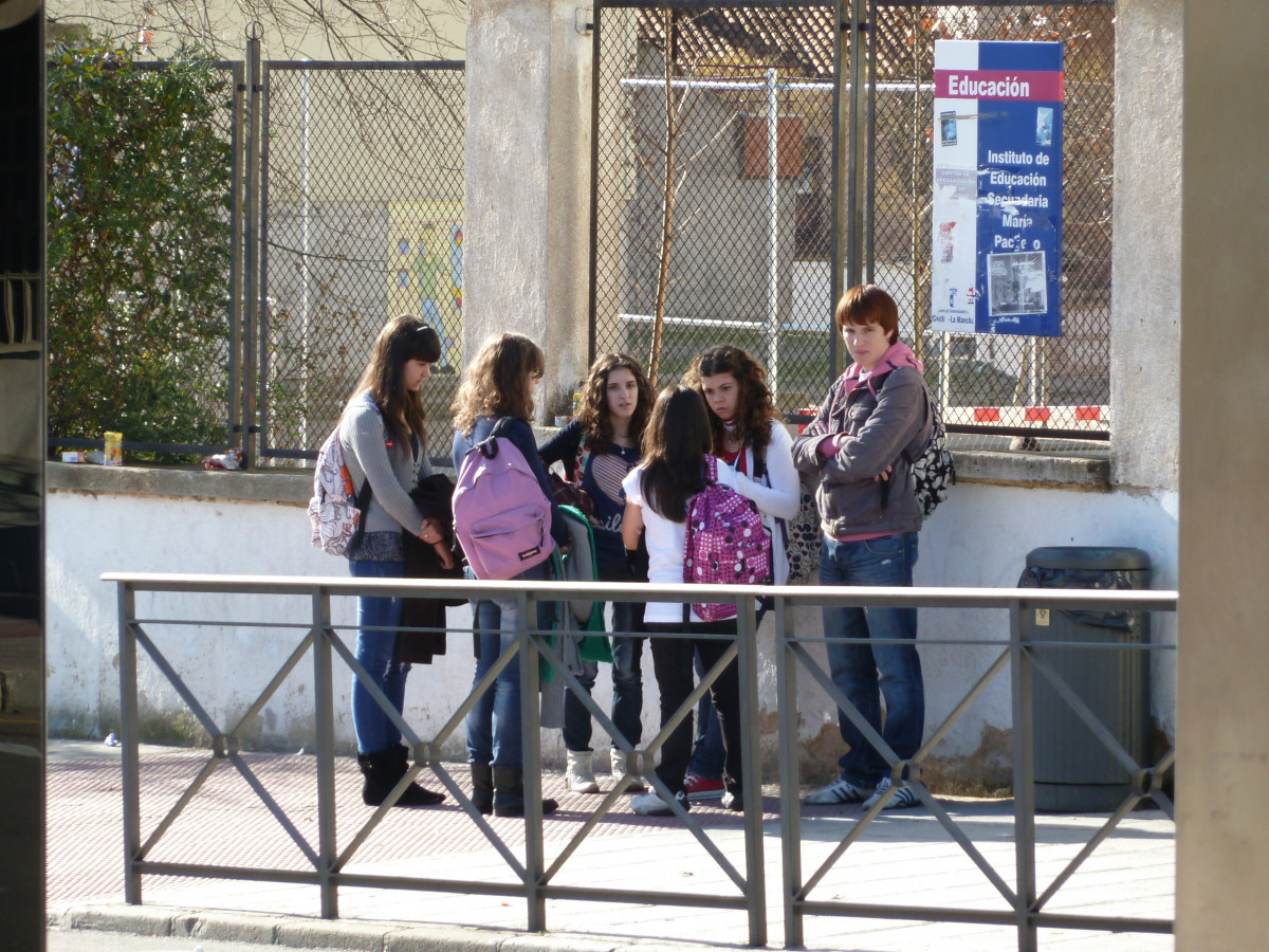 EuropaPress 4058033 adolescentes aentrada instituto