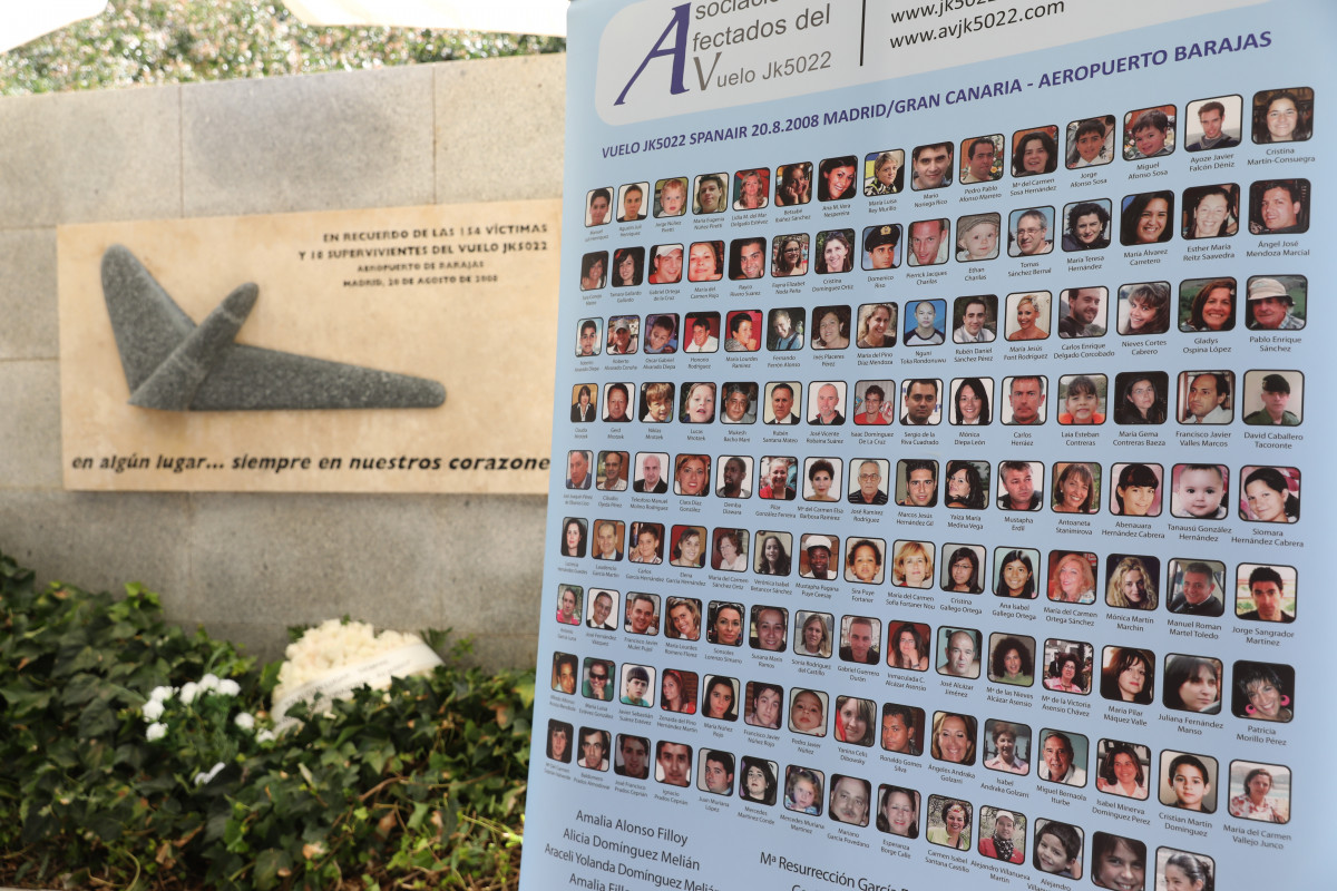 EuropaPress 3890292 placa recuerdo victimas vuelo jk5022 lamina fotografias fallecidos rosaleda