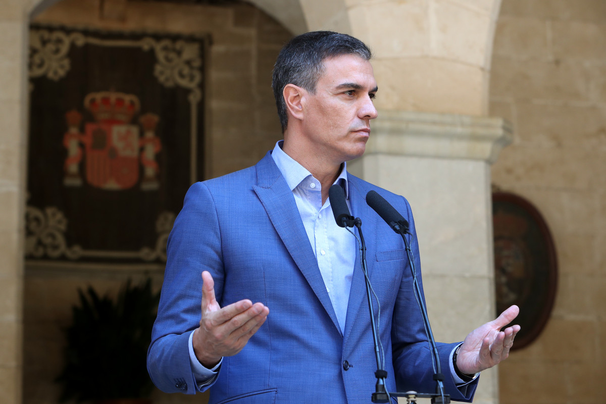 El presidente del Gobierno, Pedro Sánchez, comparece después de su reunión con el rey Felipe VI, en el Palacio de la Almudaina, a 2 de agosto de 2022, en Palma de Mallorca, Mallorca, Islas Baleares