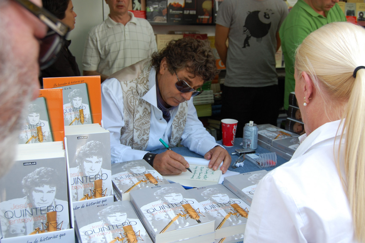 Jesus Quintero firmando en la Feria del Libro de Madrid de 2007