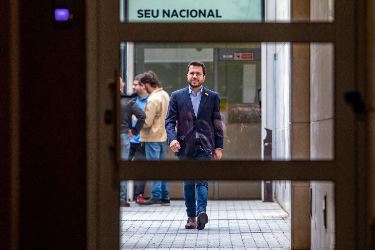 El presidente de la Generalitat, Pere Aragonès, a su salida de una rueda de prensa tras una reunión de su partido para remodelar el Govern, a 8 de octubre de 2022, en Barcelona, Cataluña, (España). El presidente de ERC comparece tras la decisión, ayer 7 d