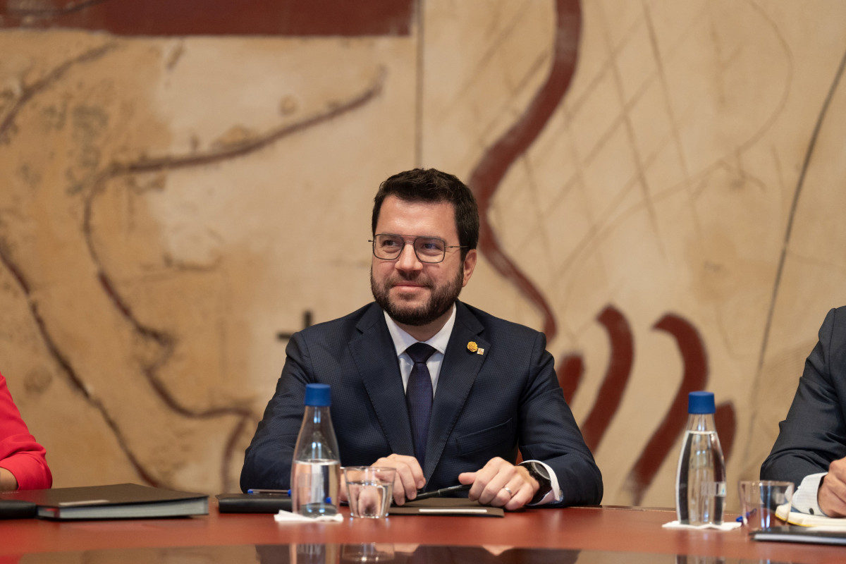 El presidente de la Generalitat, Pere Aragonès (c), encabeza el primer Consell Executiu con consellers solo de ERC, en el Palau de la Generalitat, a 11 de octubre de 2022, en Barcelona, Cataluña (España). Los siete nuevos consellers nombrados por el presi