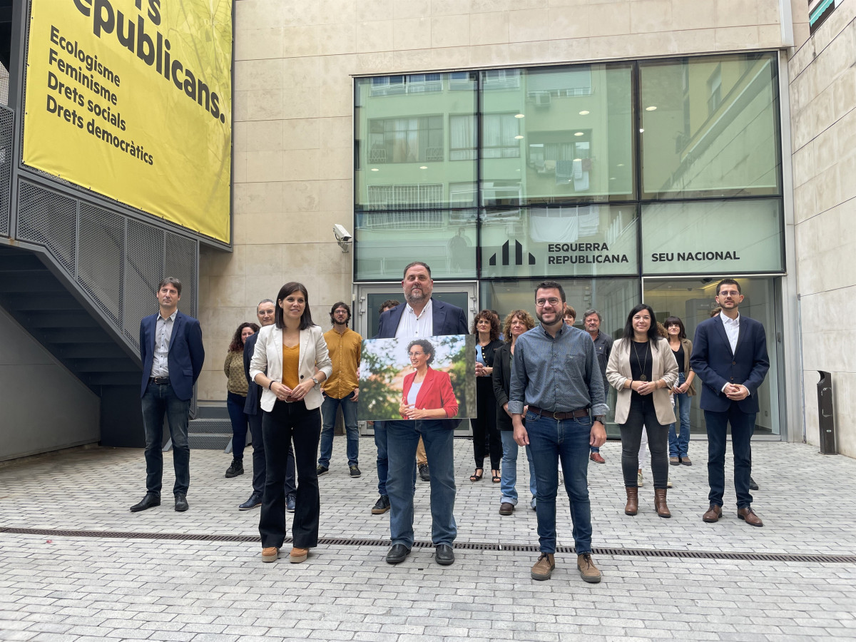 El presidente de ERC, Oriol Junqueras, con la foto de la secretaria general, Marta Rovira, acompañado del presidente de la Generalitat, Pere Aragonès, y Marta Vilalta en la presentación de su candidatura a la Ejecutiva de ERC. ARCHIVO.