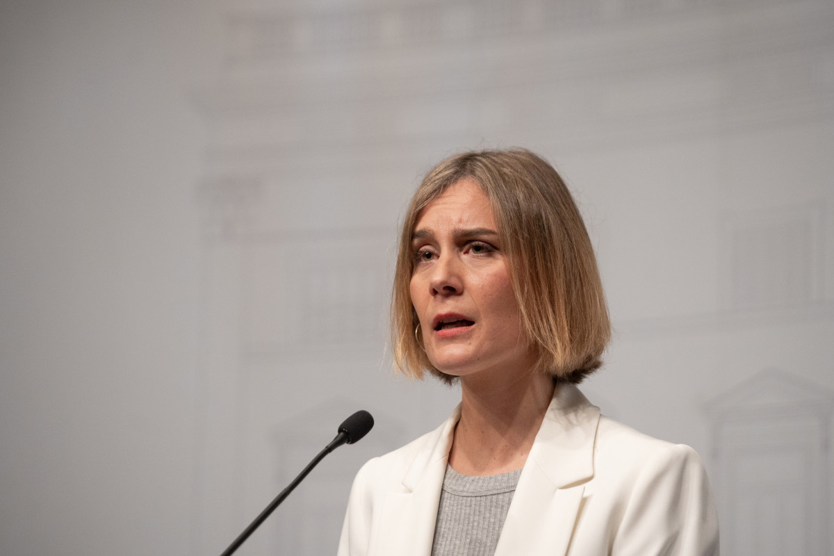 La líder de los Comuns en el Parlament, Jéssica Albiach, durante una rueda de prensa posterior a la firma de un acuerdo para poder aprobar los Presupuestos de la Generalitat para 2023, en el Parlament de Catalunya, a 14 de diciembre de 2022