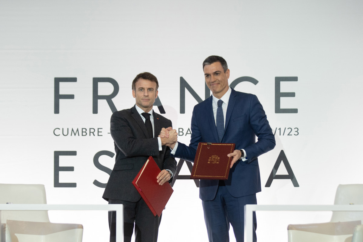El presidente de Francia, Emmanuel Macron (i) y el presidente del Gobierno, Pedro Sánchez (d), posan tras la firma de un Tratado de Amistad entre sus respectivos países, durante la XXVII Cumbre Hispano-Francesa