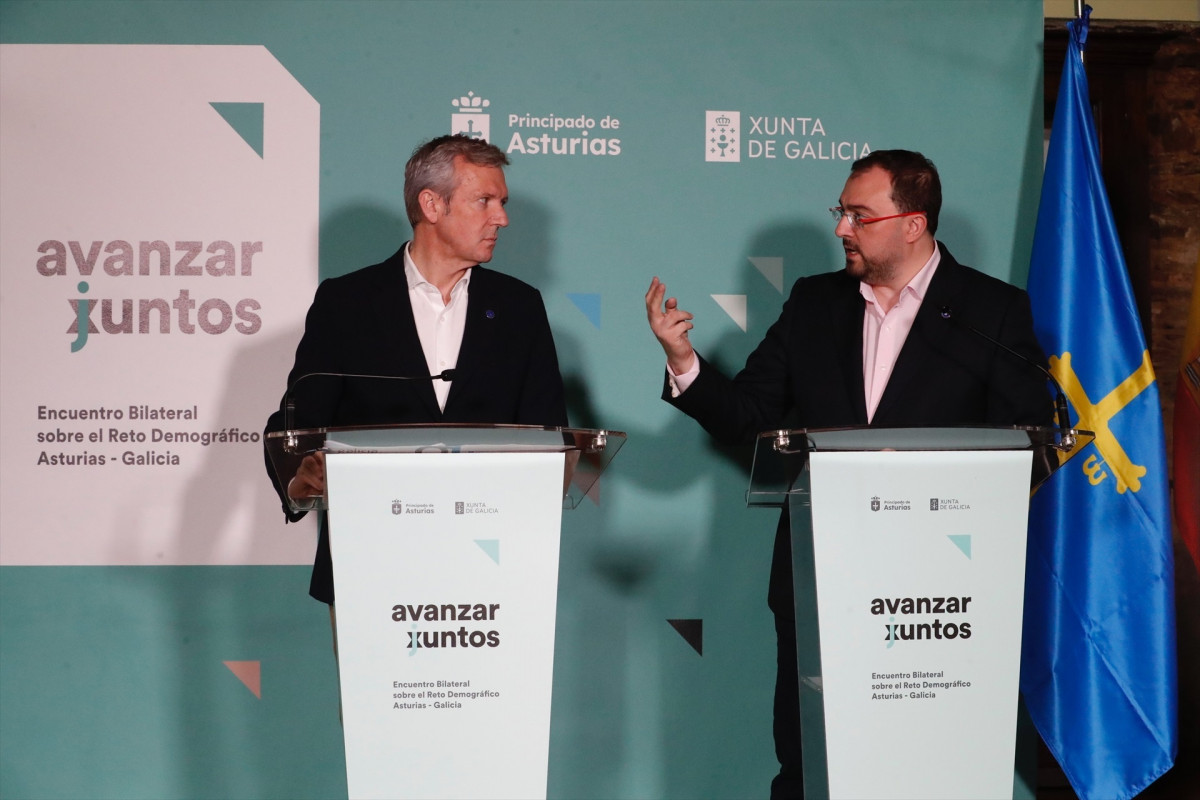 Los presidentes de la Xunta de Galicia, Alfonso Rueda, y del Principado de Asturias, Adriu00e1n Barbu00f3n, en rueda de prensa conjunta en Taramundi