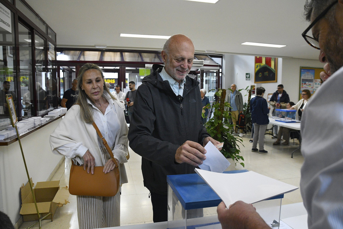 Manuel Cabezas votando el 28M en una imagen del PPdeG