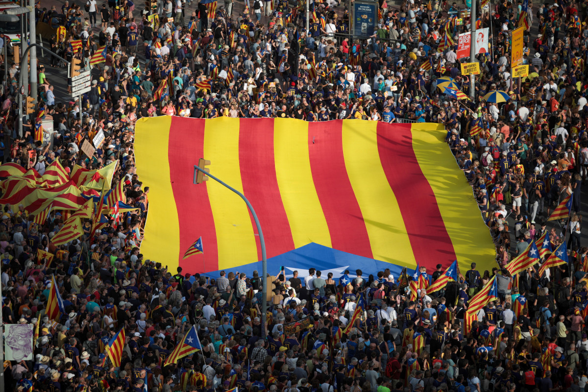 Una bandera gigante de la estelada durante una manifestación convocada por la ACN con motivo de la Diada 2023, a 11 de septiembre de 2023, en Barcelona, Catalunya (España).  Bajo el lema 'Via fora' --un grito de alarma en la Catalunya medieval-- la manife