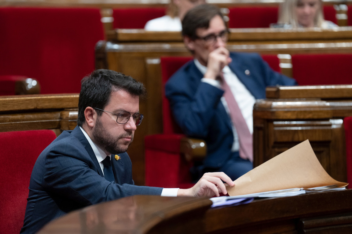Archivo - El presidente de la Generalitat de Catalunya, Pere Aragonès (i), y el líder del PSC, Salvador Illa (d), durante el tercer Debate de Política General de la legislatura, en el Parlament de Catalunya, a 27 de septiembre de 2023, en Barcelona, Catal