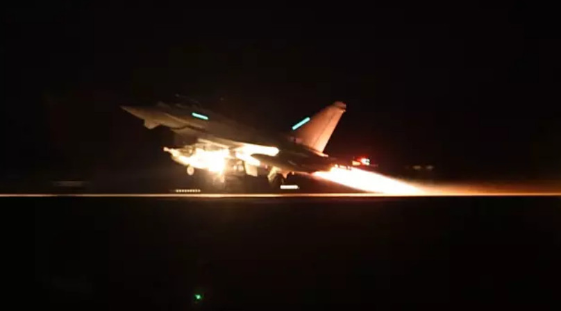 Avión de Estados Unidos despegando para bombardear Yemen en una foto publicado por el Comando Central de la US Navy