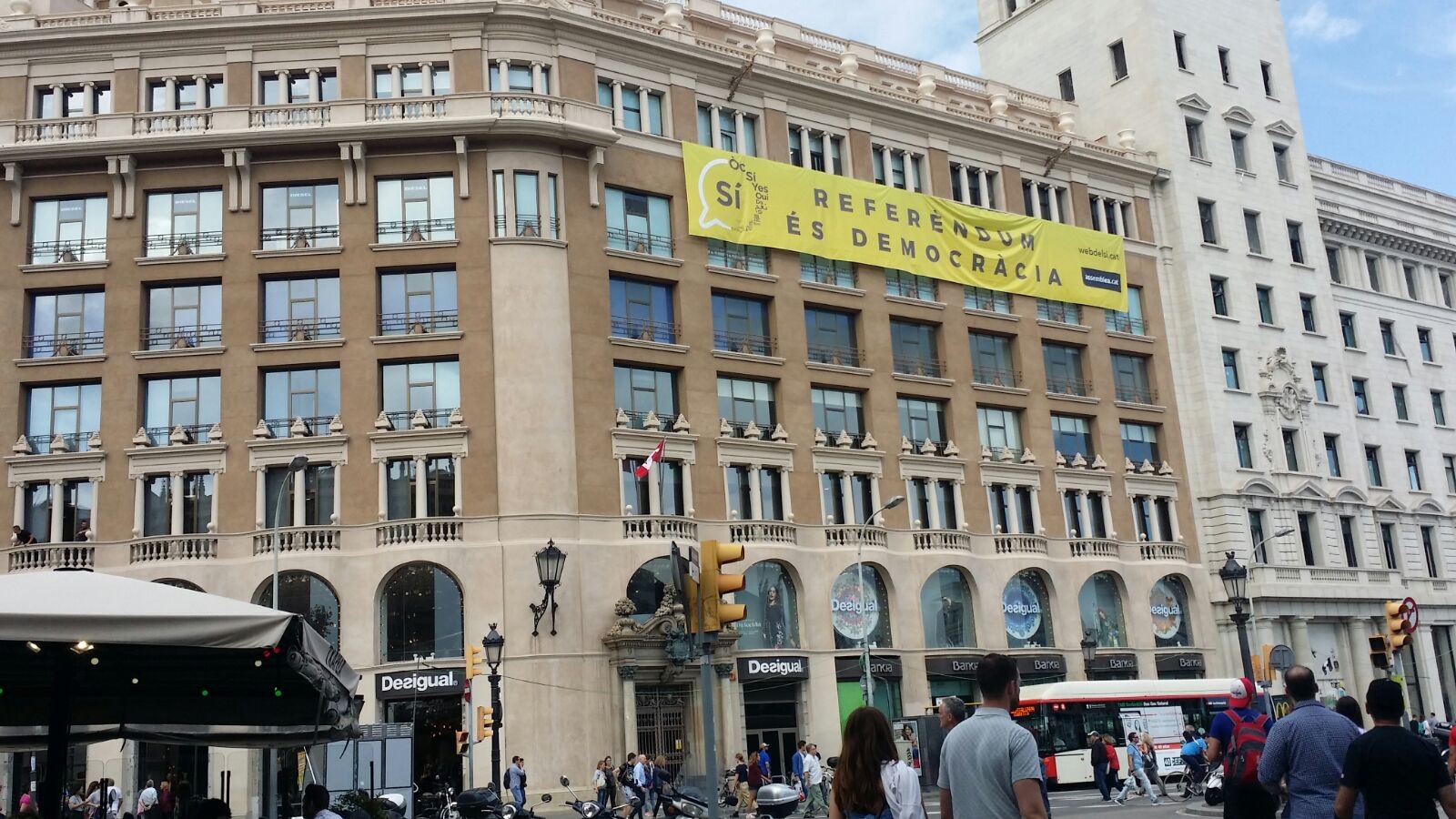 Pancarta favor referendum plaza catalunya